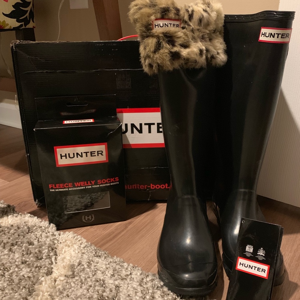 Hunter boots black size 7 w welly socks